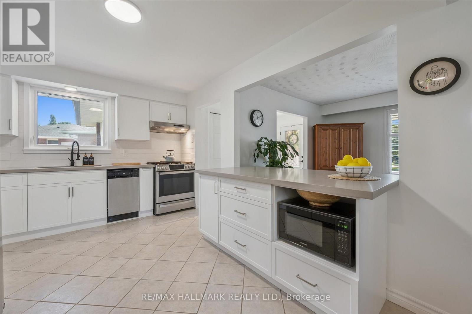 32 Warwick Court, Kitchener, ON - Indoor Photo Showing Kitchen With Upgraded Kitchen