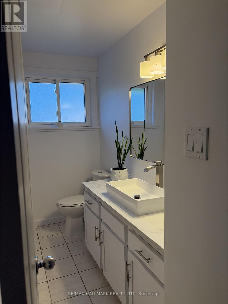 32 Warwick Court, Kitchener, ON - Indoor Photo Showing Bathroom