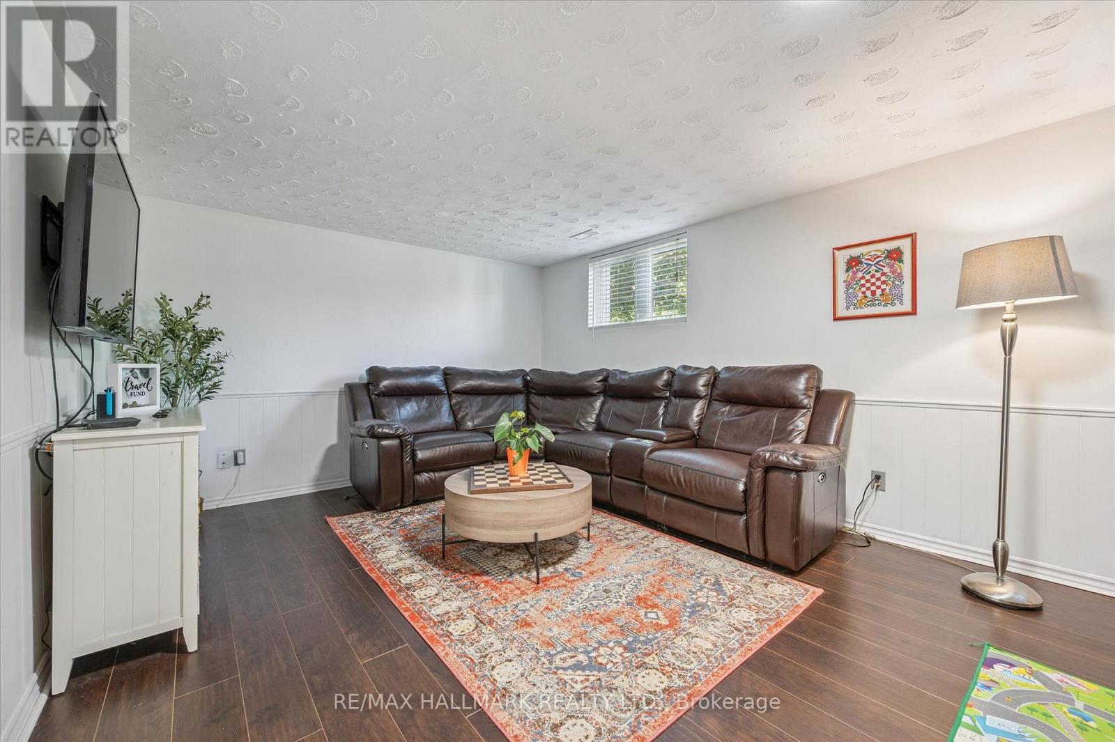 32 Warwick Court, Kitchener, ON - Indoor Photo Showing Living Room