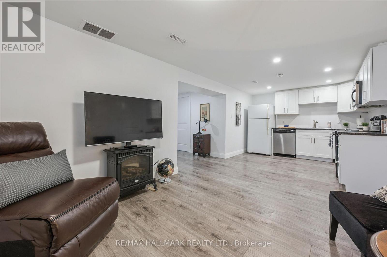 32 Warwick Court, Kitchener, ON - Indoor
