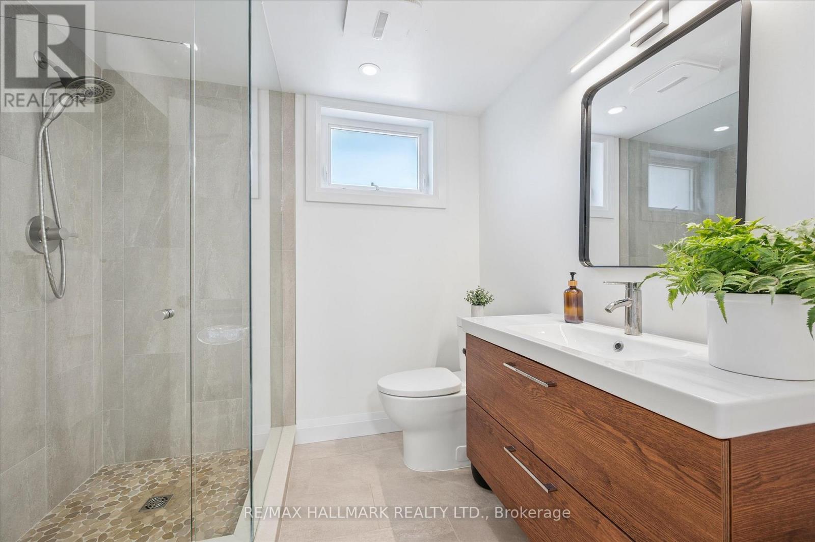 32 Warwick Court, Kitchener, ON - Indoor Photo Showing Bathroom