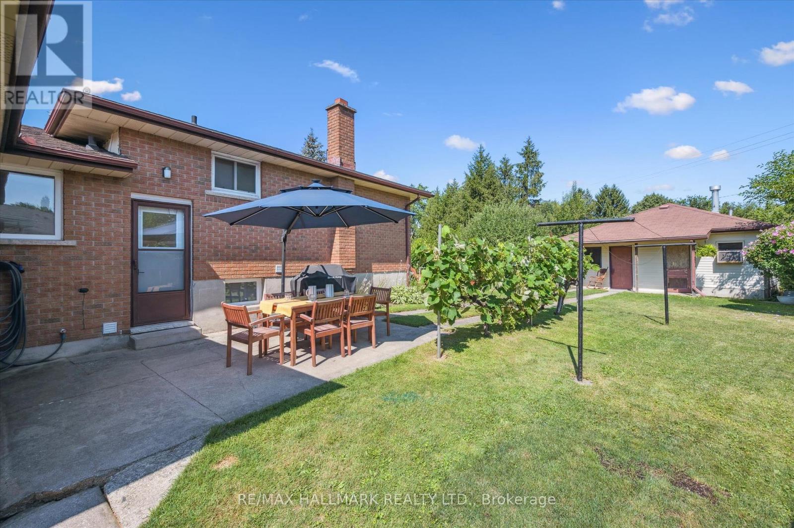 32 Warwick Court, Kitchener, ON - Outdoor