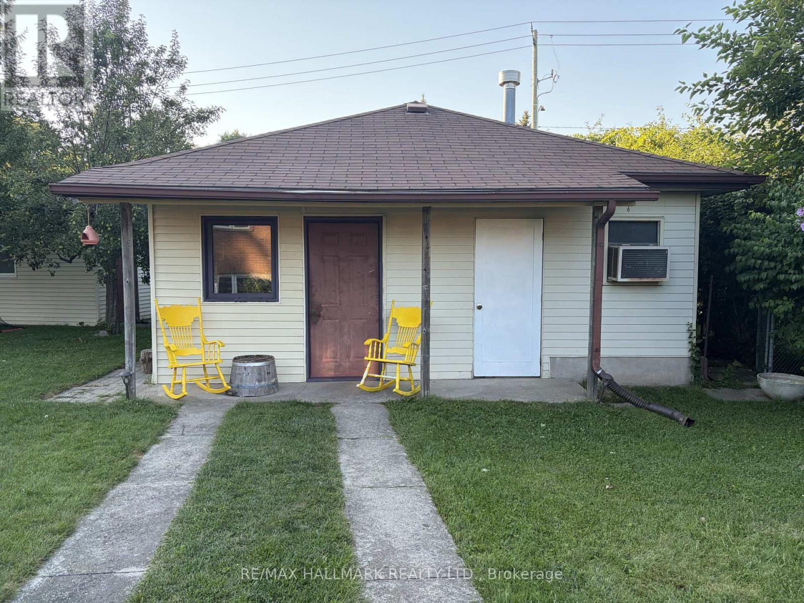 32 Warwick Court, Kitchener, ON - Outdoor