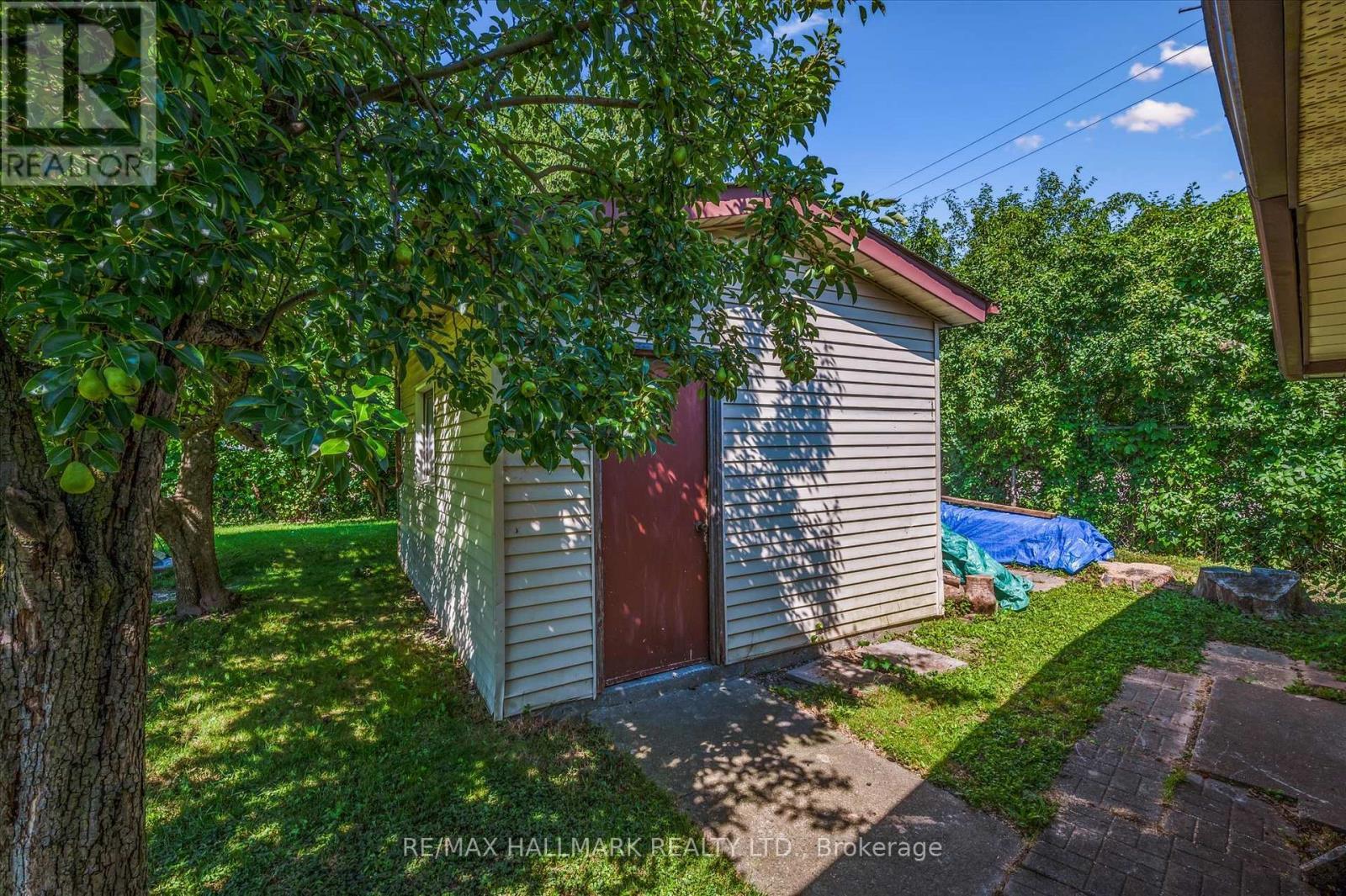 32 Warwick Court, Kitchener, ON - Outdoor