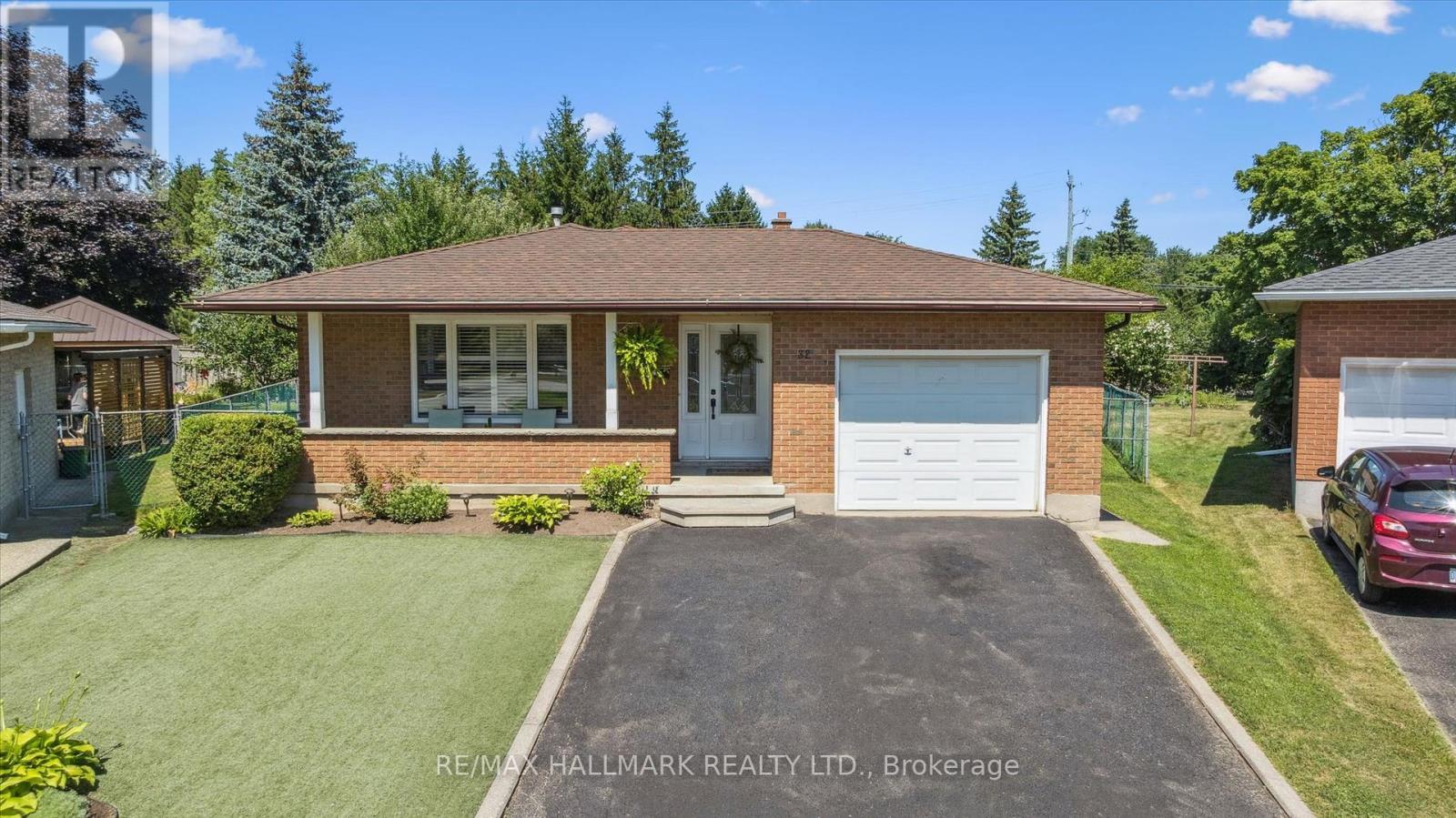 32 Warwick Court, Kitchener, ON - Outdoor