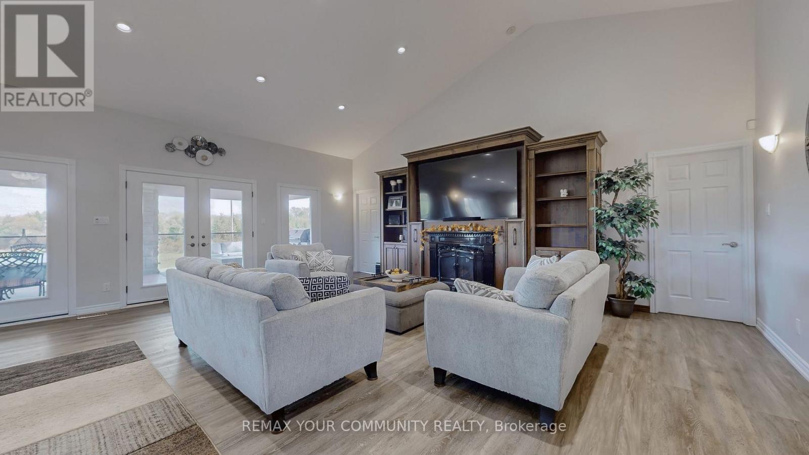1065 20Th Side Road, King, ON - Indoor Photo Showing Living Room