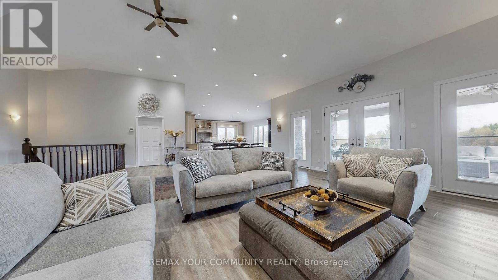 1065 20Th Side Road, King, ON - Indoor Photo Showing Living Room