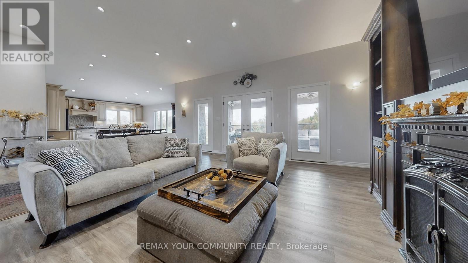 1065 20Th Side Road, King, ON - Indoor Photo Showing Living Room