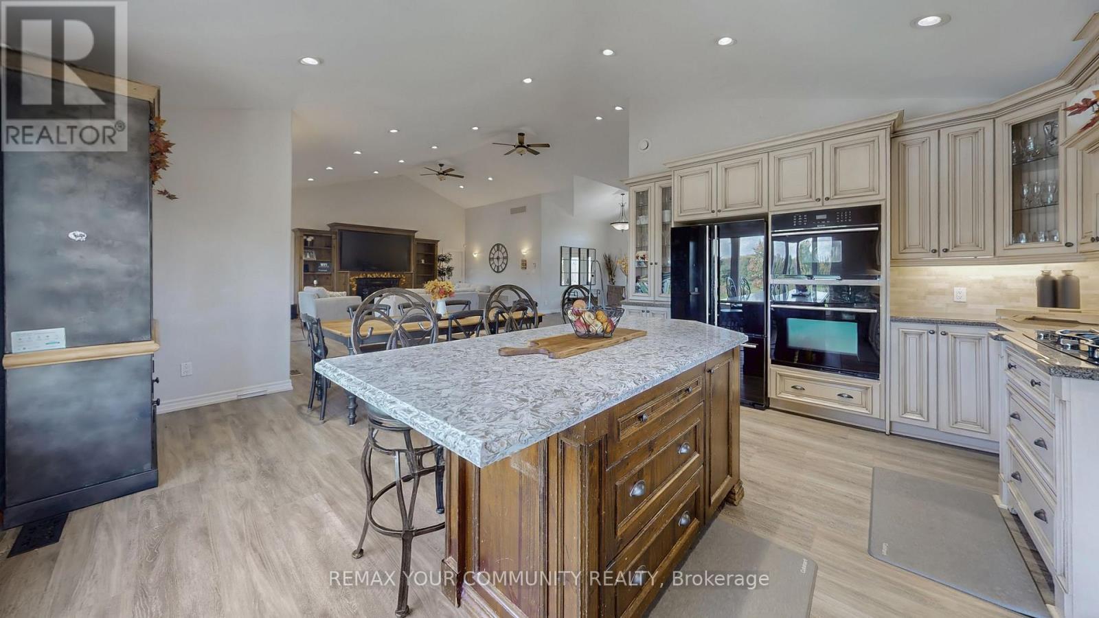 1065 20Th Side Road, King, ON - Indoor Photo Showing Kitchen With Upgraded Kitchen