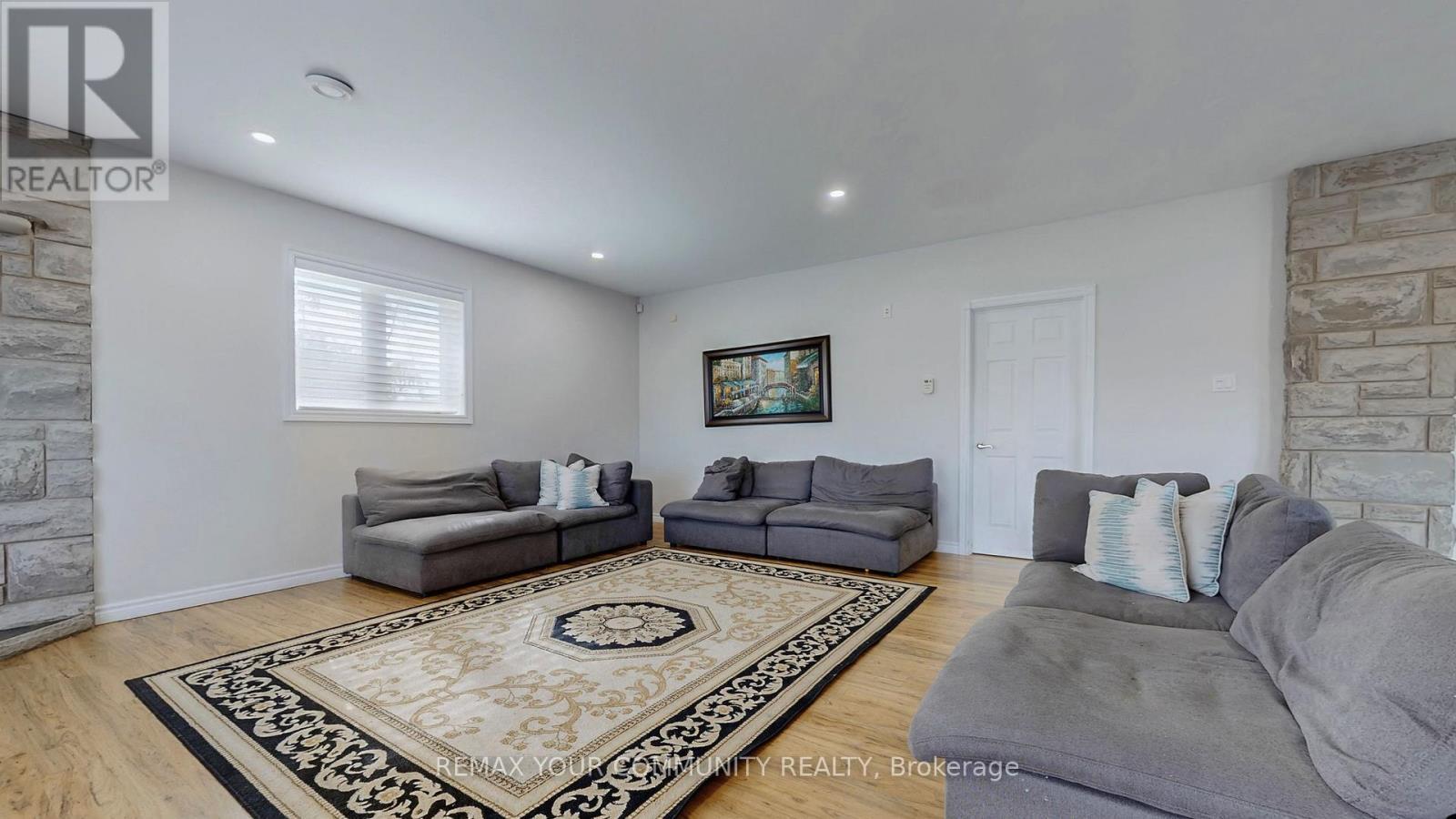 1065 20Th Side Road, King, ON - Indoor Photo Showing Living Room