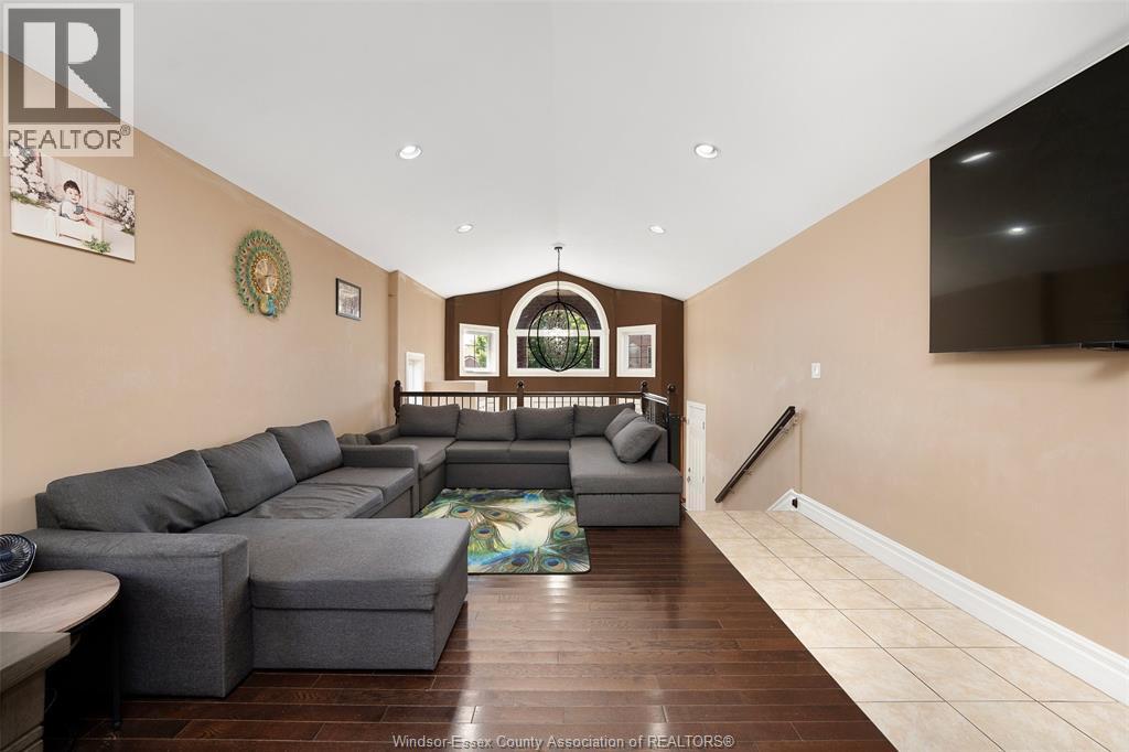 4553 Osaka Circle, Windsor, ON - Indoor Photo Showing Living Room