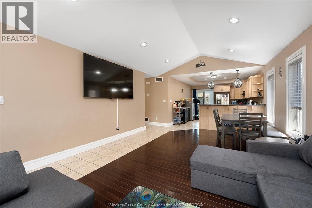 4553 Osaka Circle, Windsor, ON - Indoor Photo Showing Living Room
