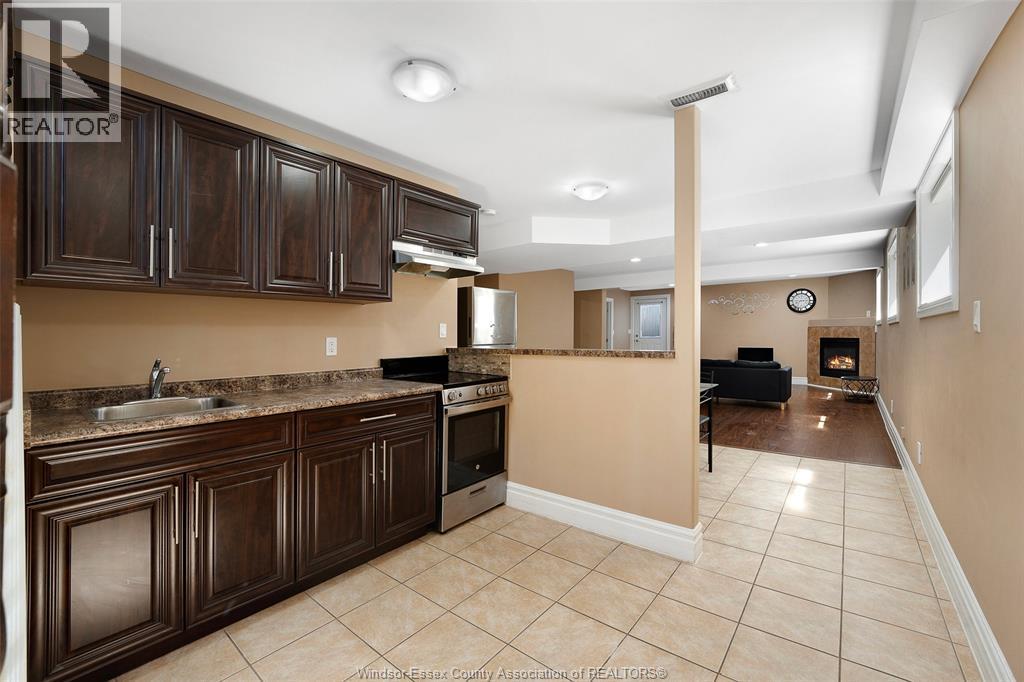 4553 Osaka Circle, Windsor, ON - Indoor Photo Showing Kitchen