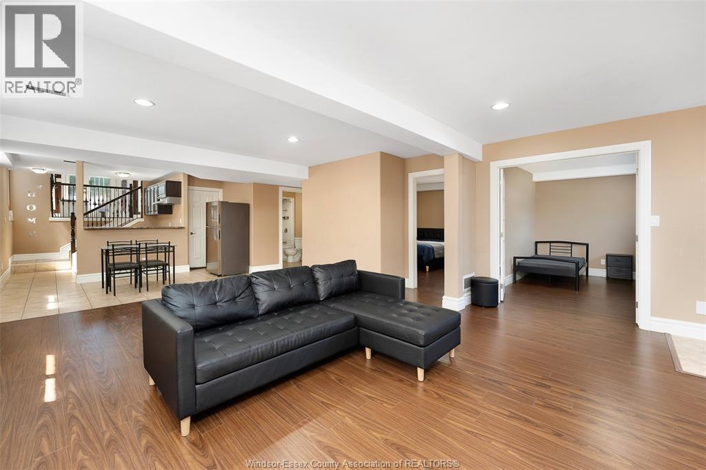 4553 Osaka Circle, Windsor, ON - Indoor Photo Showing Living Room