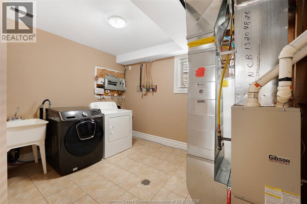 4553 Osaka Circle, Windsor, ON - Indoor Photo Showing Laundry Room