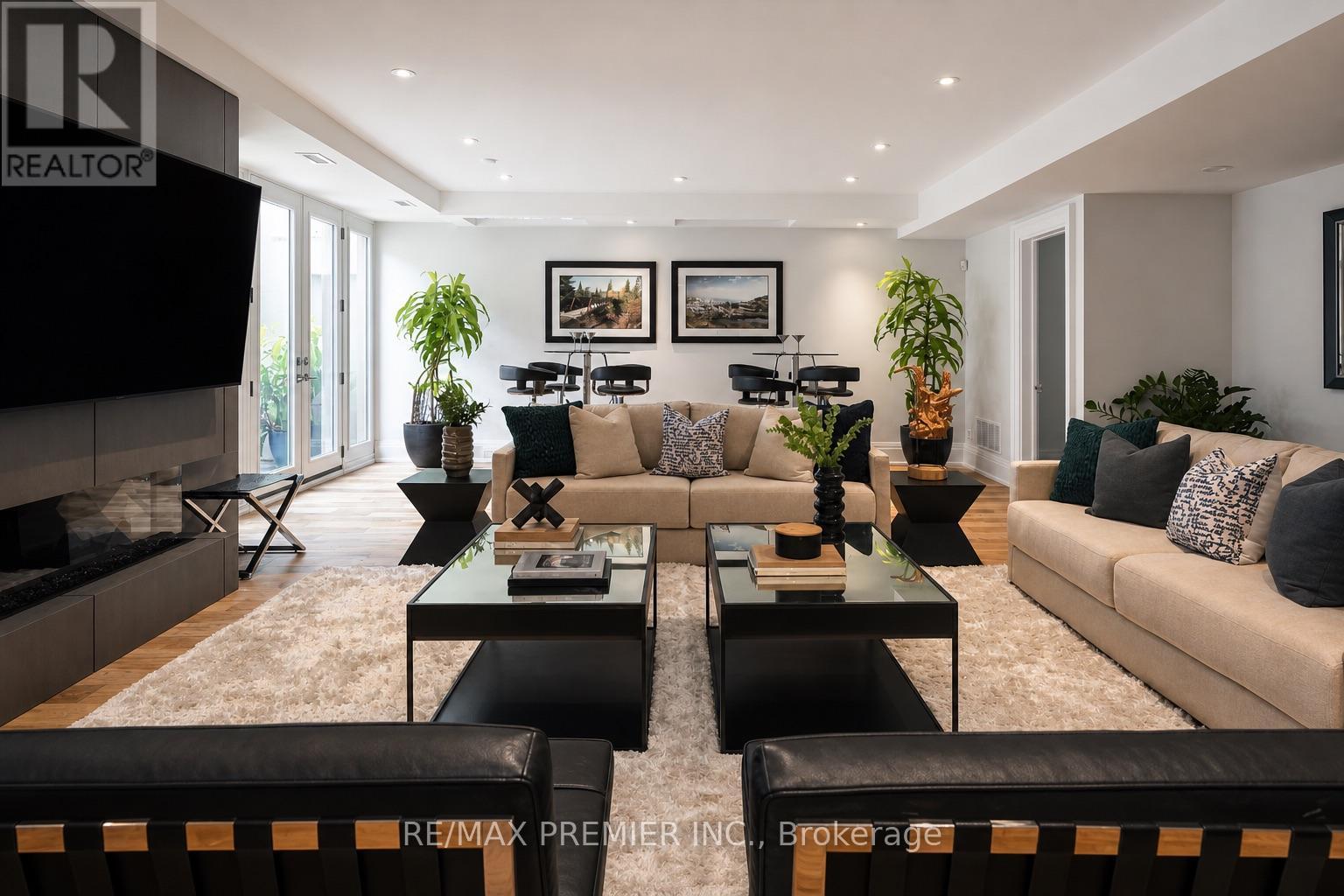 6 The Bridle Path, Toronto, ON - Indoor Photo Showing Living Room