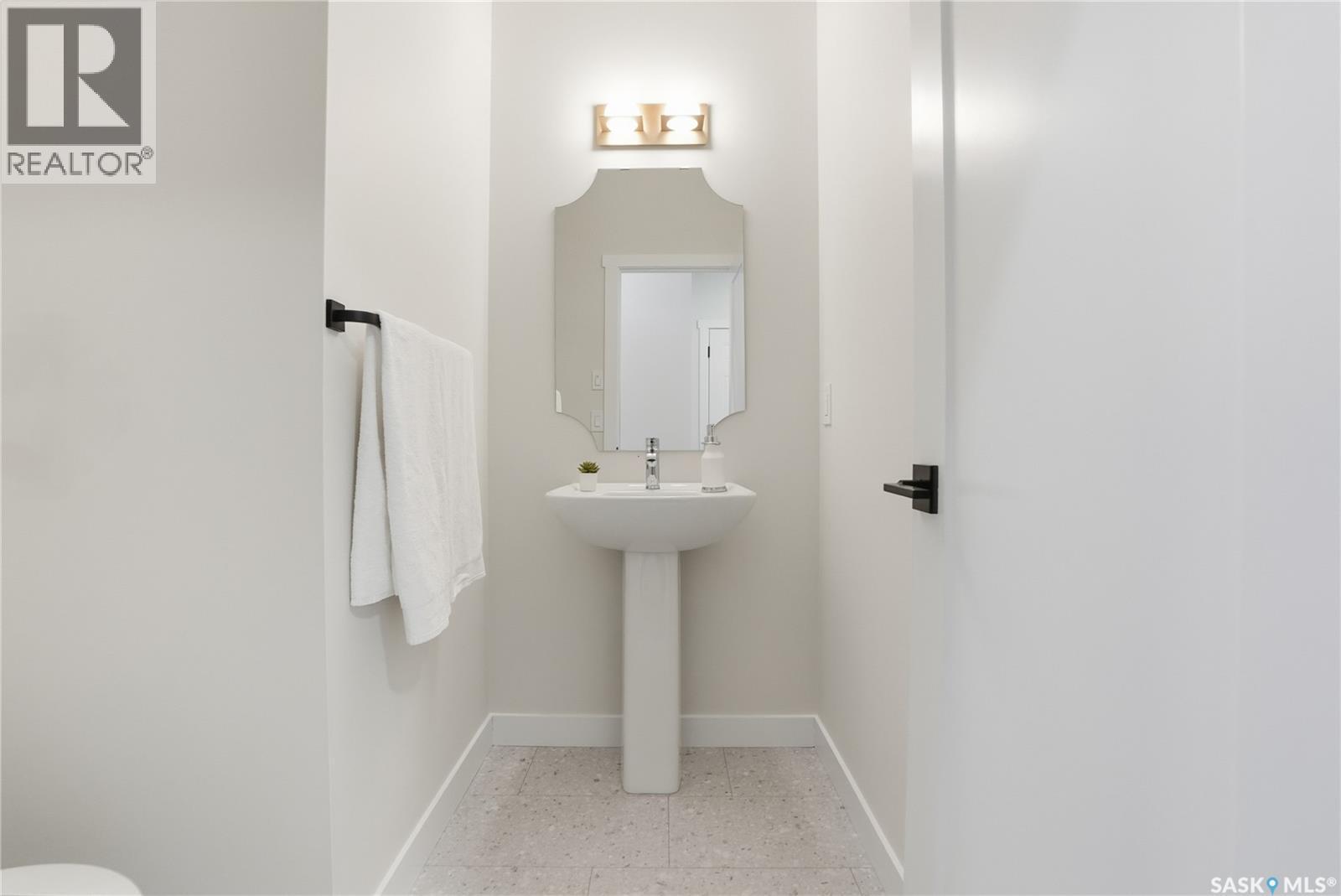 211 Amisk Way, Saskatoon, SK - Indoor Photo Showing Bathroom