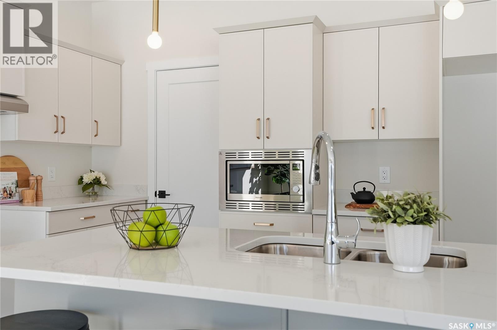 211 Amisk Way, Saskatoon, SK - Indoor Photo Showing Kitchen With Double Sink