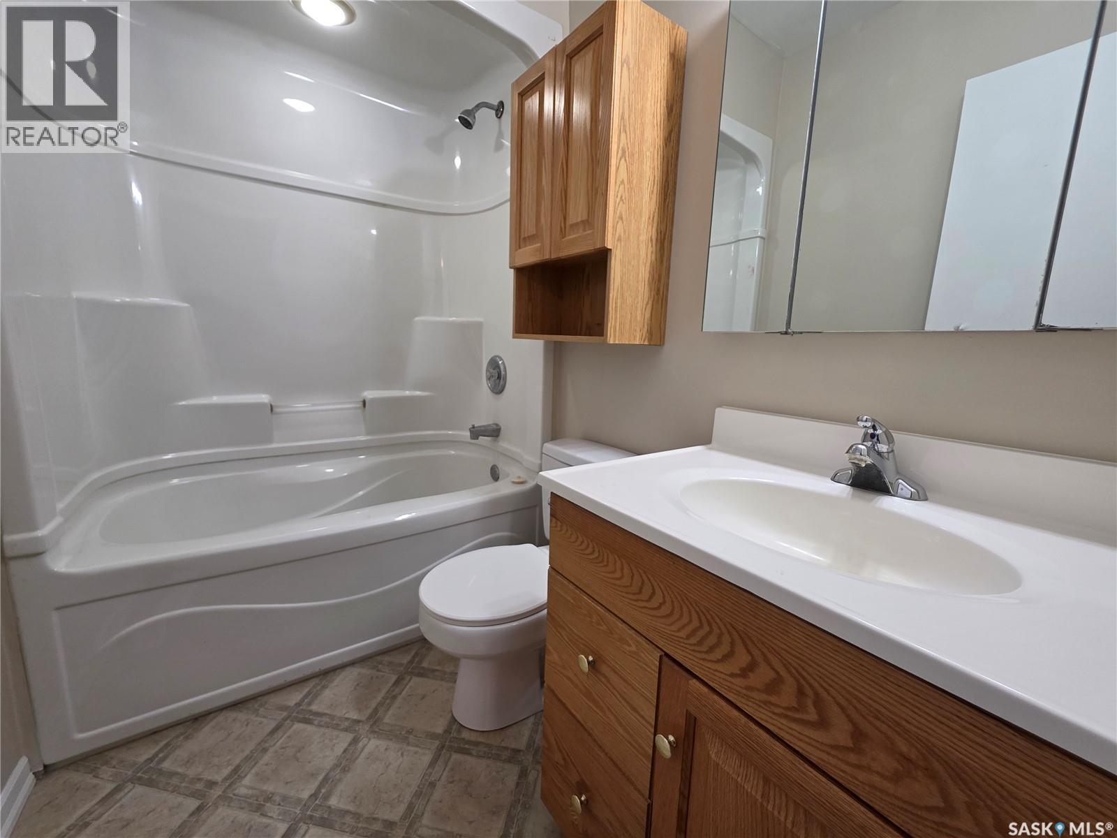 1119 Chaplin Street E, Swift Current, SK - Indoor Photo Showing Bathroom