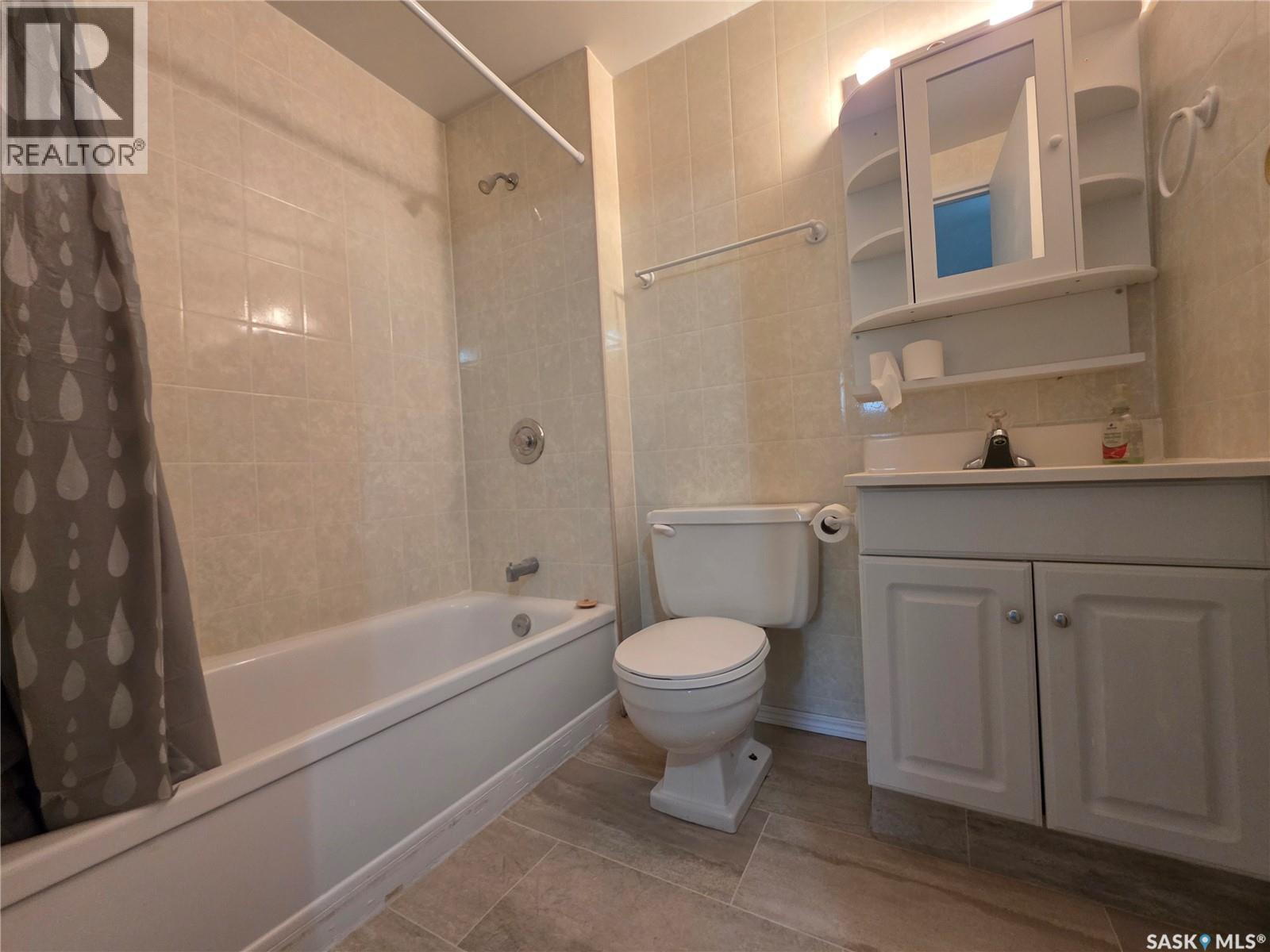 1119 Chaplin Street E, Swift Current, SK - Indoor Photo Showing Bathroom