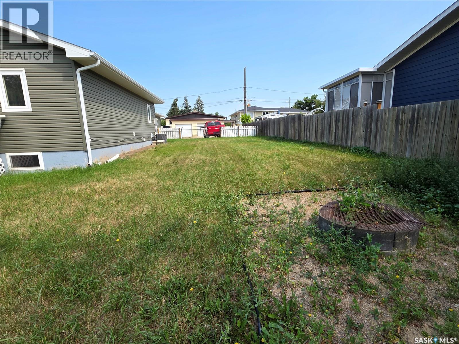1119 Chaplin Street E, Swift Current, SK - Outdoor