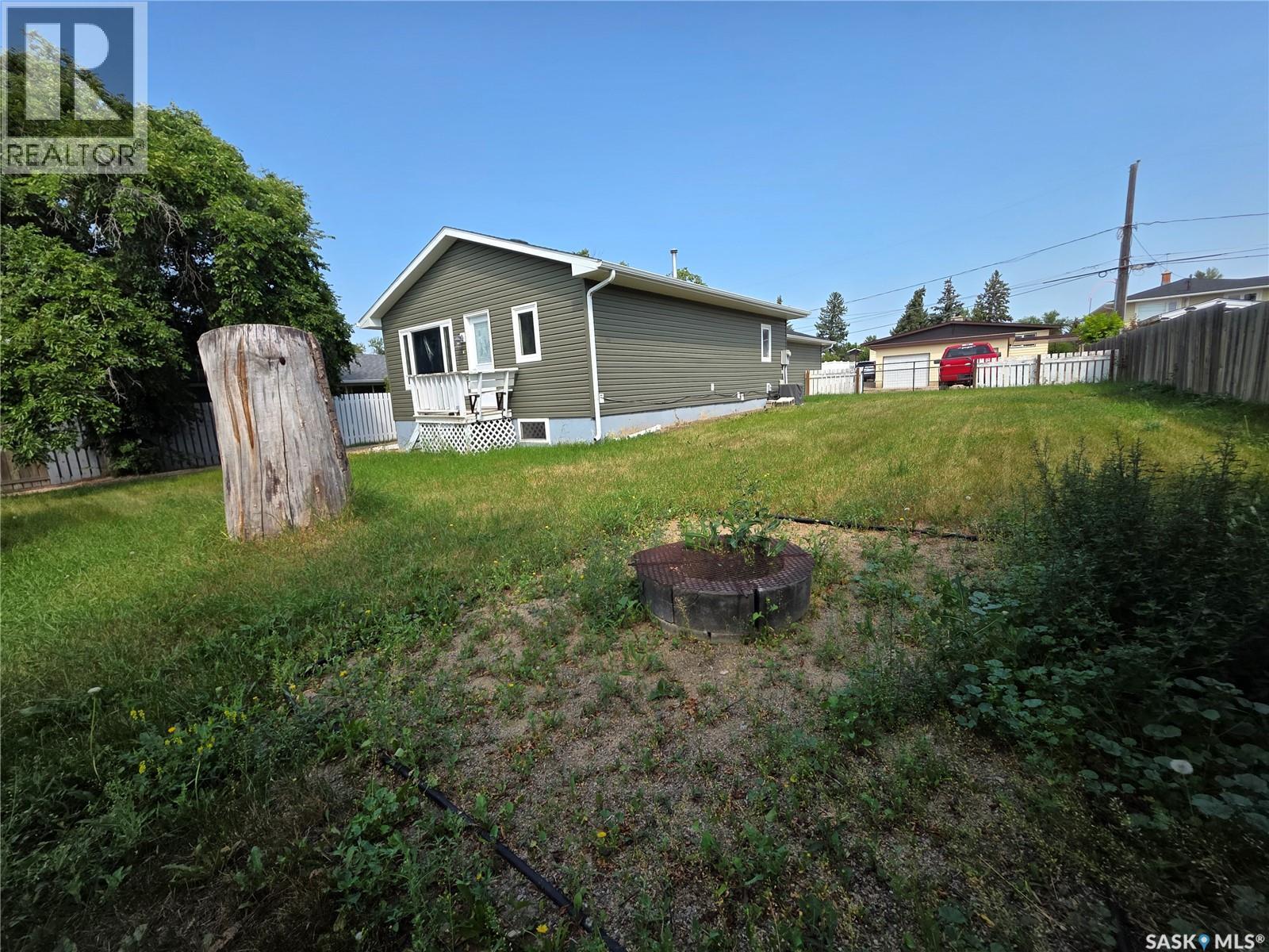 1119 Chaplin Street E, Swift Current, SK - Outdoor