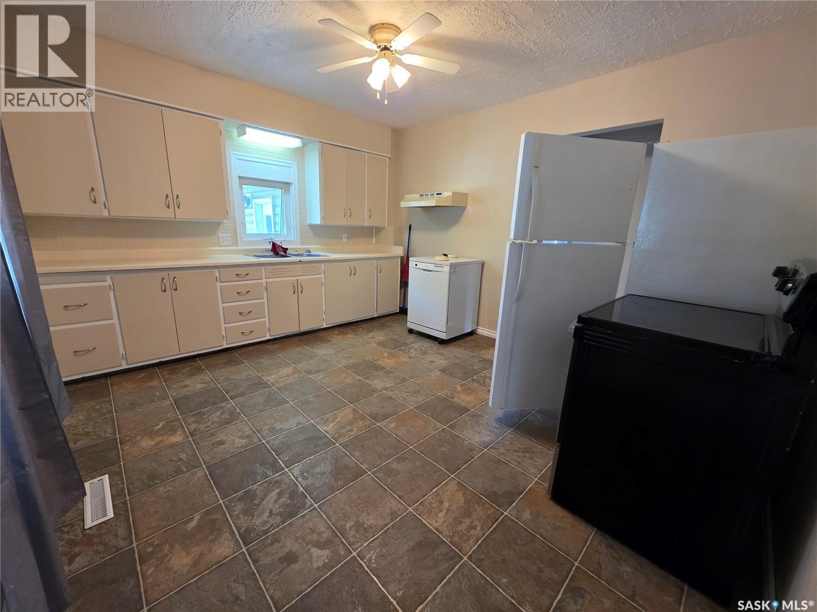 1119 Chaplin Street E, Swift Current, SK - Indoor Photo Showing Kitchen