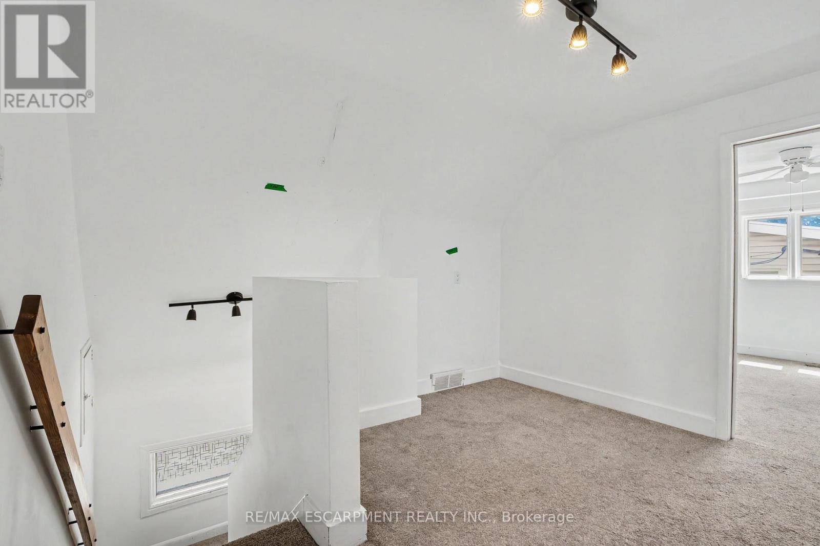 100 Hardale Crescent, Hamilton, ON - Indoor Photo Showing Other Room