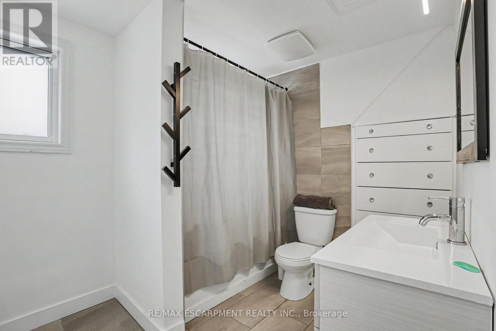 100 Hardale Crescent, Hamilton, ON - Indoor Photo Showing Bathroom