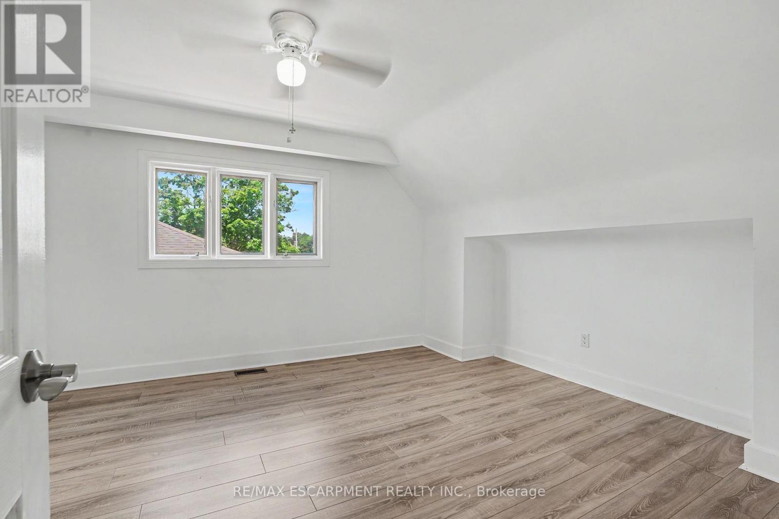 100 Hardale Crescent, Hamilton, ON - Indoor Photo Showing Other Room