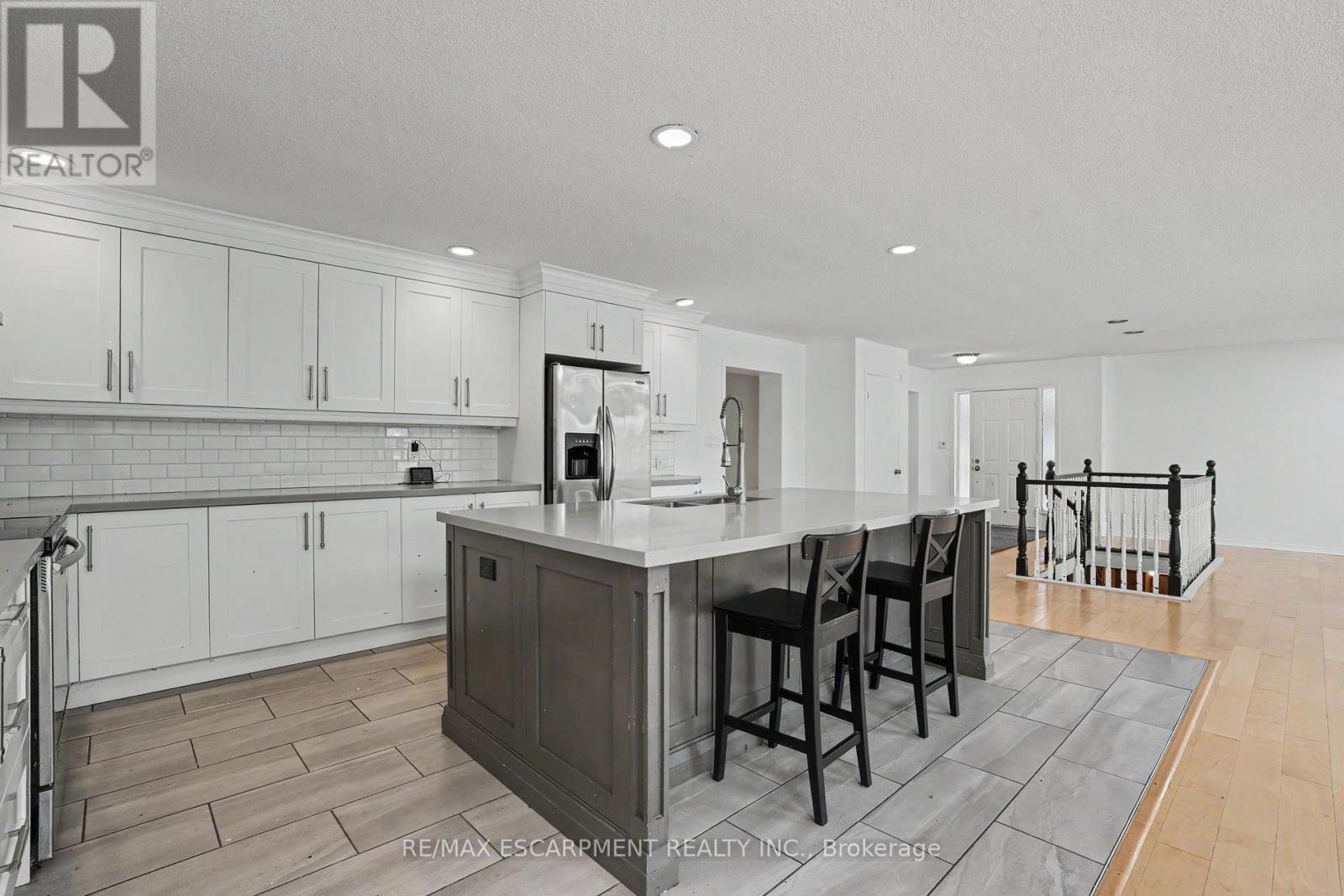 100 Hardale Crescent, Hamilton, ON - Indoor Photo Showing Kitchen With Upgraded Kitchen