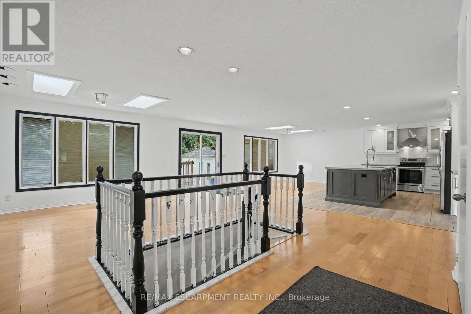 100 Hardale Crescent, Hamilton, ON - Indoor Photo Showing Other Room