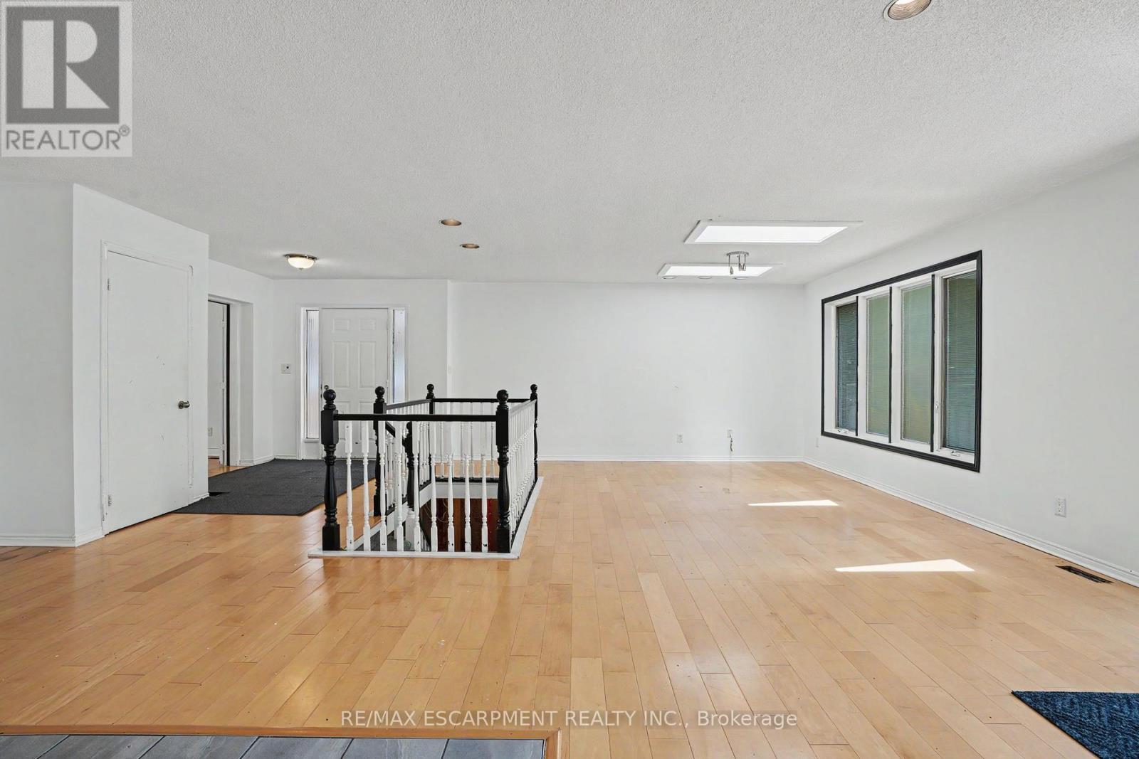 100 Hardale Crescent, Hamilton, ON - Indoor Photo Showing Other Room
