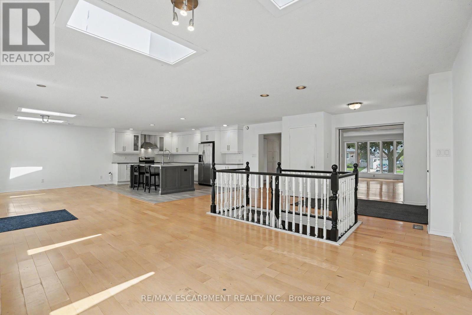 100 Hardale Crescent, Hamilton, ON - Indoor Photo Showing Other Room