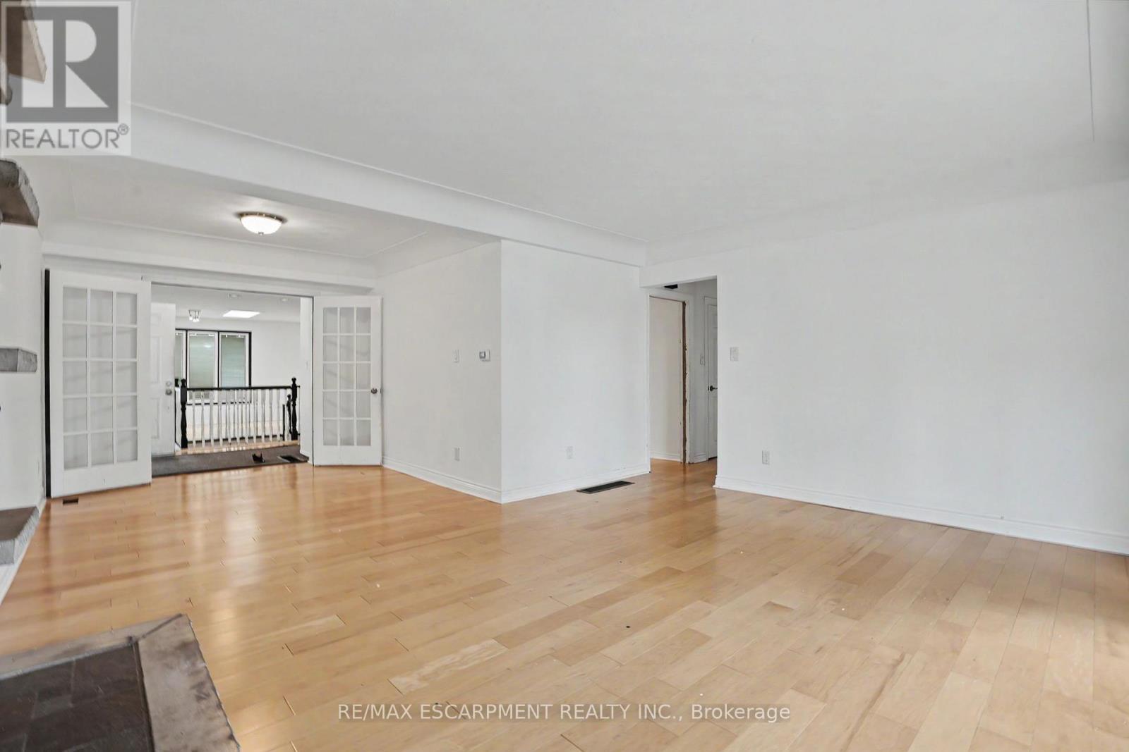 100 Hardale Crescent, Hamilton, ON - Indoor Photo Showing Other Room