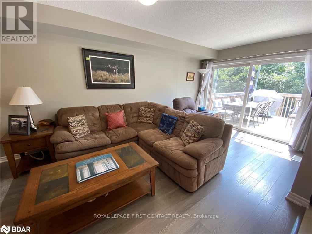 63 Sydenham, Barrie, ON - Indoor Photo Showing Living Room