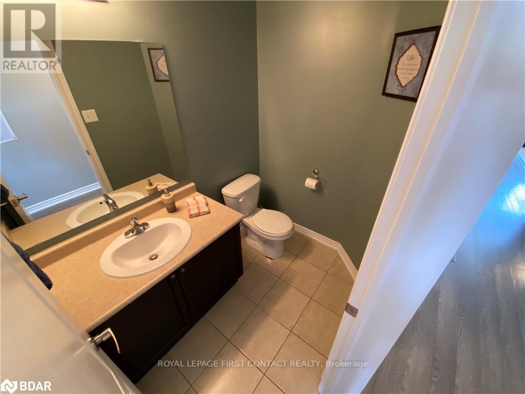63 Sydenham, Barrie, ON - Indoor Photo Showing Bathroom