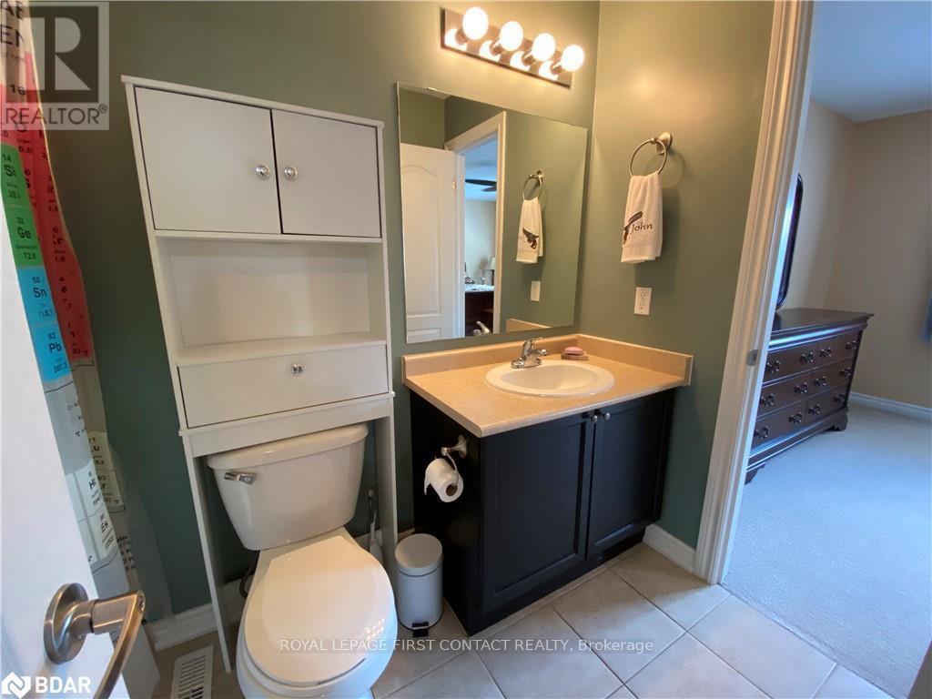 63 Sydenham, Barrie, ON - Indoor Photo Showing Bathroom