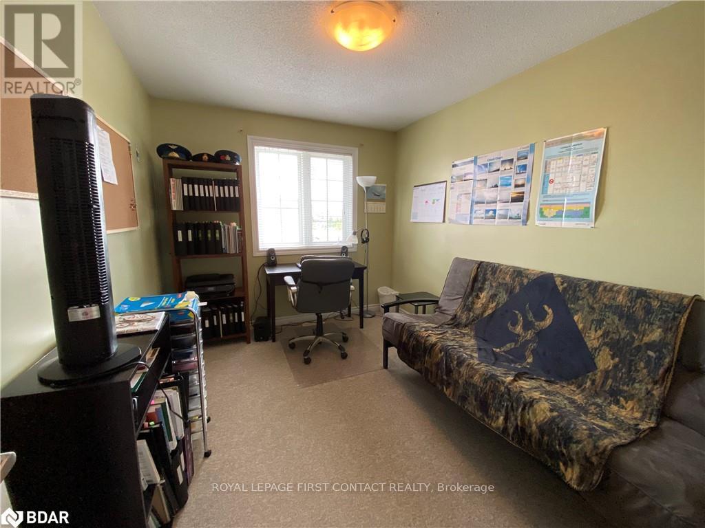 63 Sydenham, Barrie, ON - Indoor Photo Showing Living Room