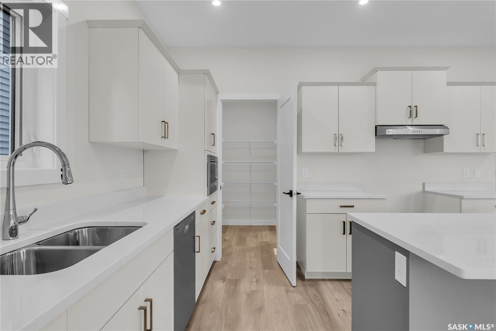207 Amisk Way, Saskatoon, SK - Indoor Photo Showing Kitchen With Double Sink With Upgraded Kitchen
