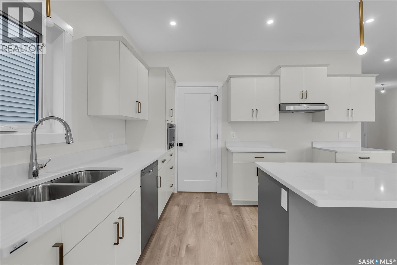 207 Amisk Way, Saskatoon, SK - Indoor Photo Showing Kitchen With Double Sink With Upgraded Kitchen