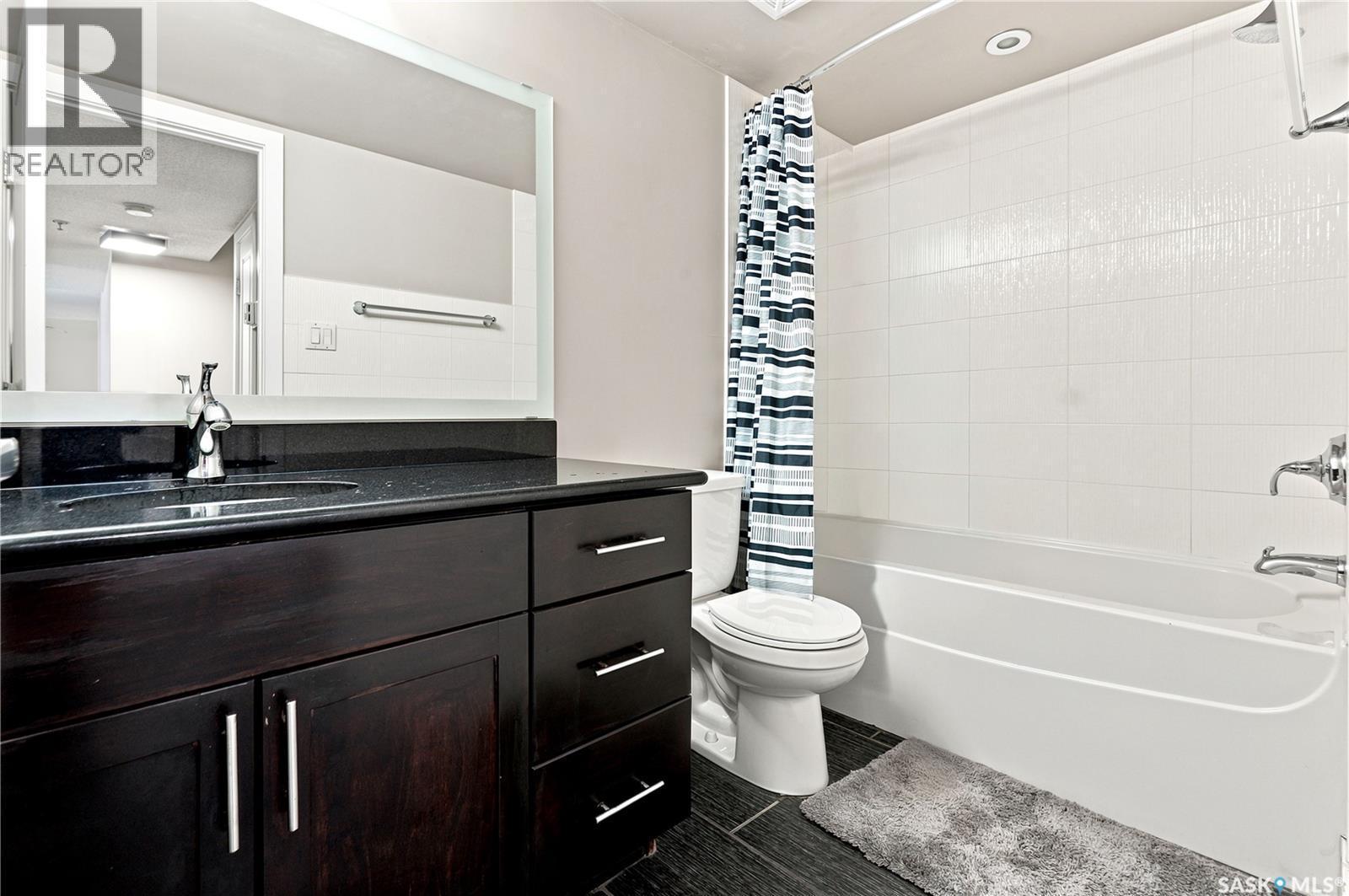 205 320 5Th Avenue N, Saskatoon, SK - Indoor Photo Showing Bathroom