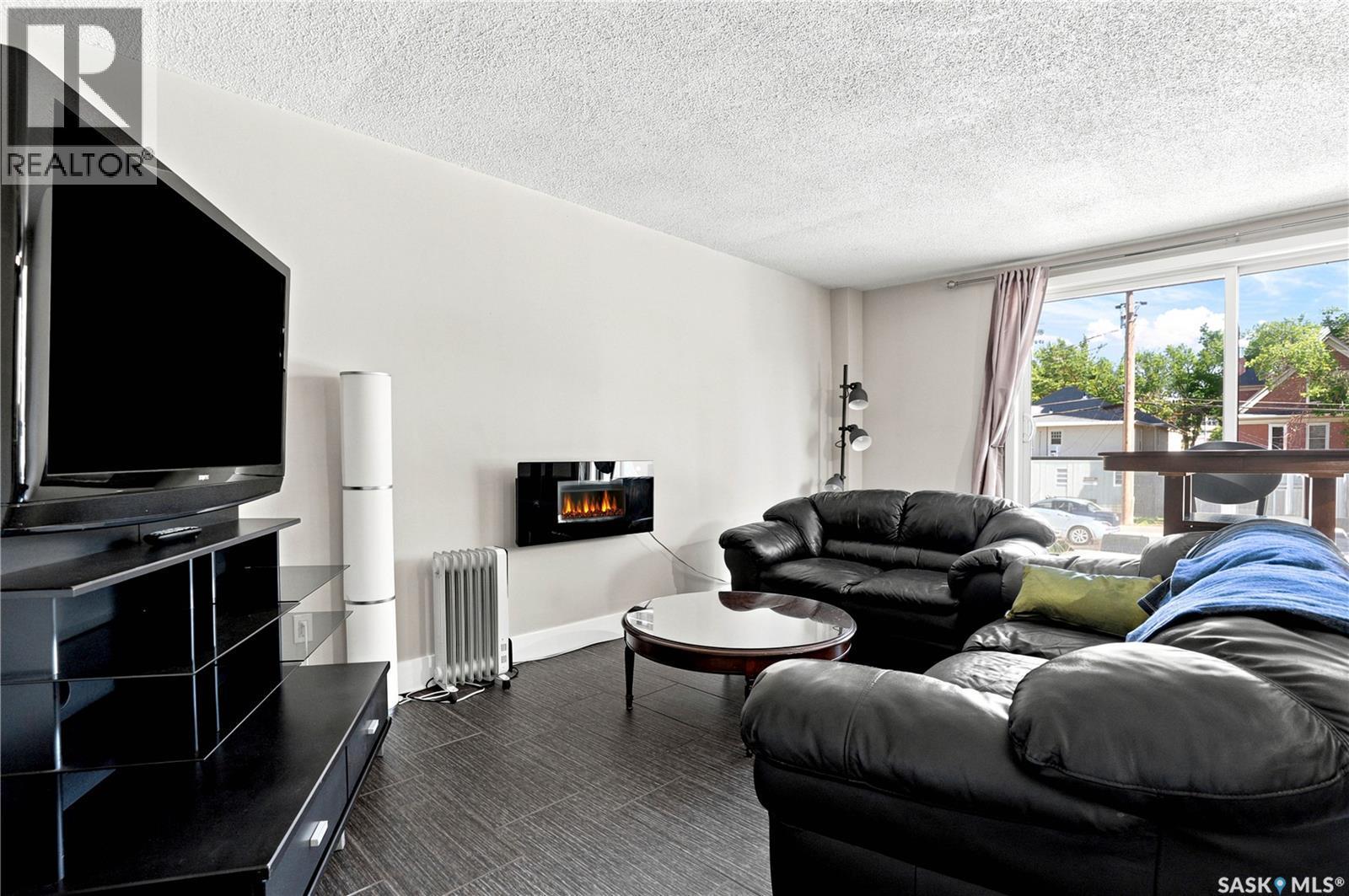 205 320 5Th Avenue N, Saskatoon, SK - Indoor Photo Showing Living Room