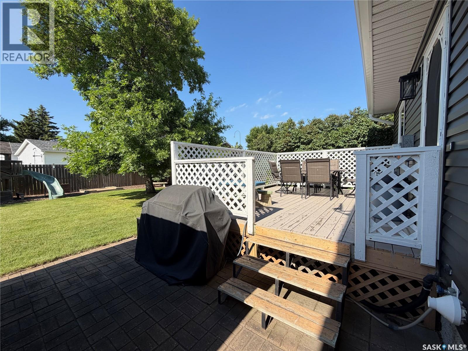 9 Gibson Bay, Yorkton, SK - Outdoor With Deck Patio Veranda With Exterior