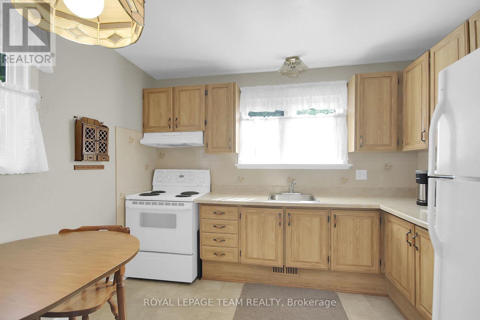 962 Dynes Road, Ottawa, ON - Indoor Photo Showing Kitchen