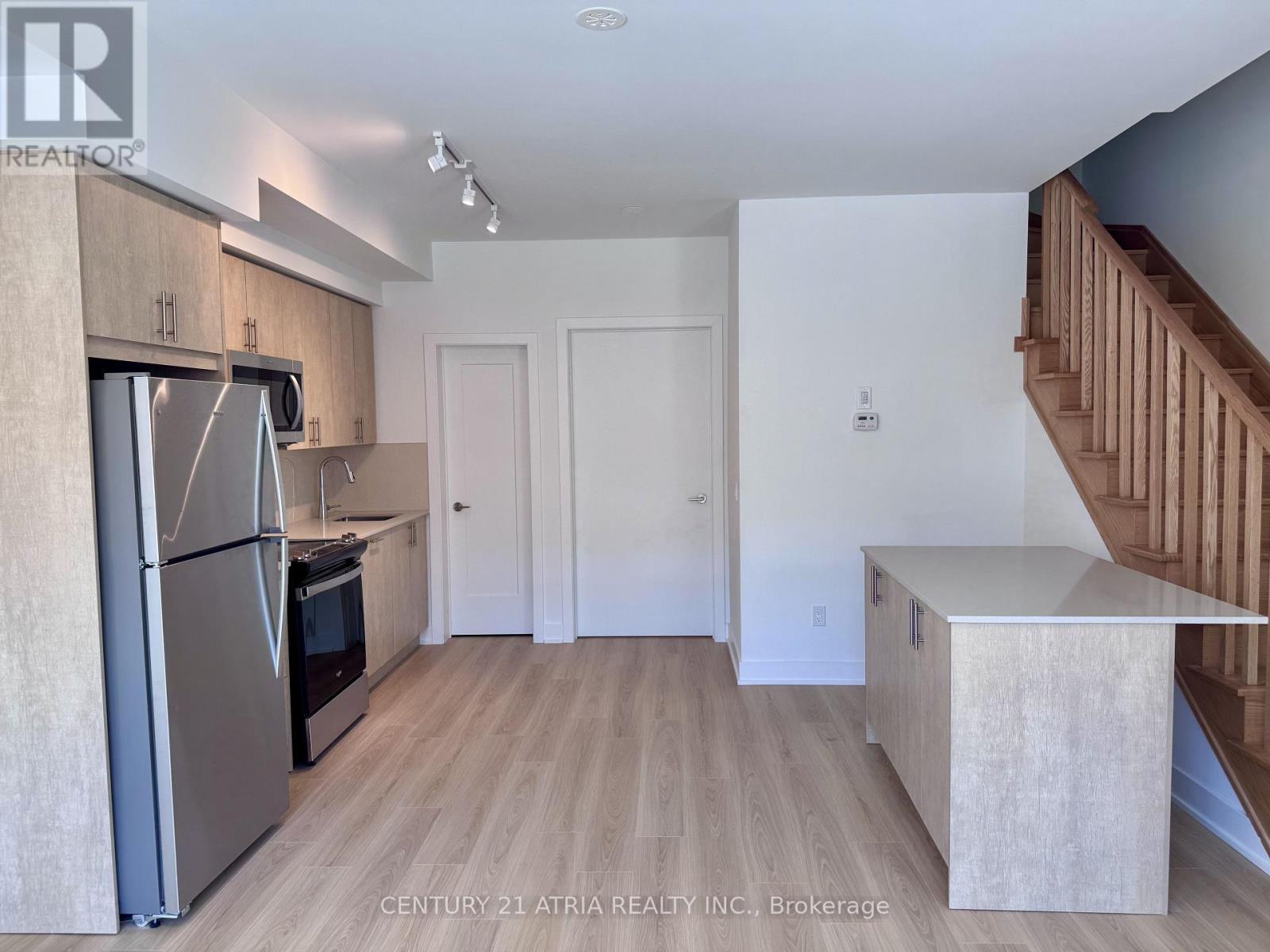 28 Alpine Symphony Path, Oshawa, ON - Indoor Photo Showing Kitchen With Stainless Steel Kitchen