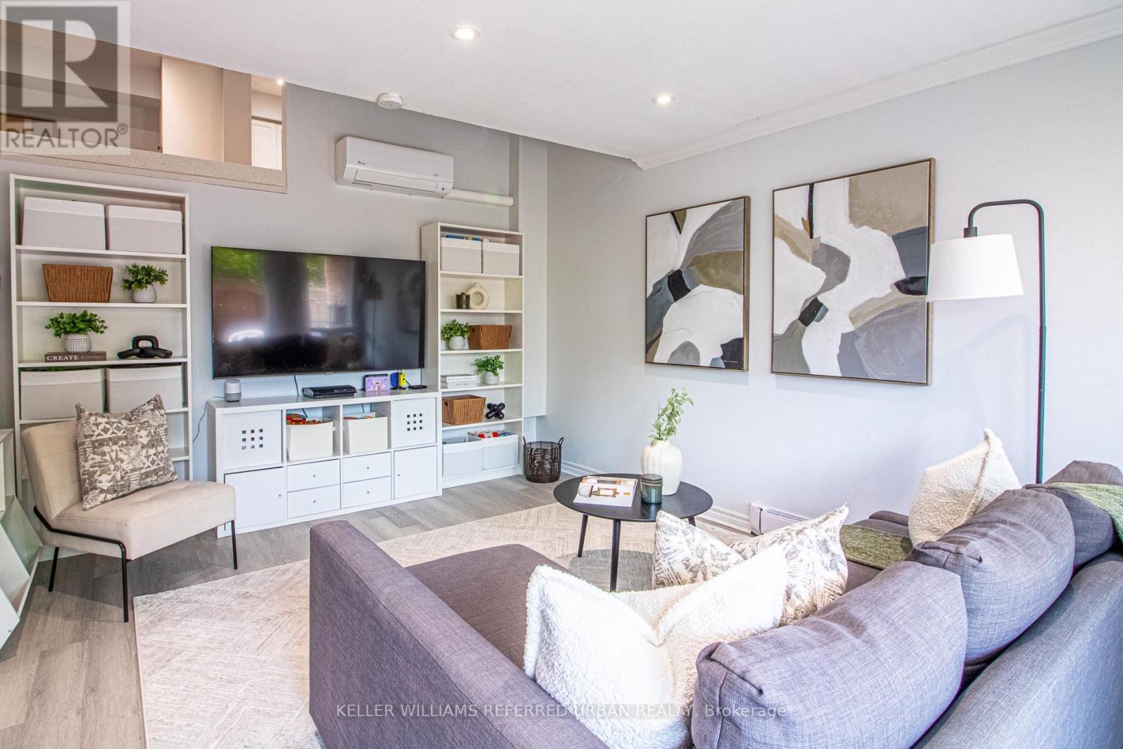 60 Springfair Avenue, Aurora, ON - Indoor Photo Showing Living Room
