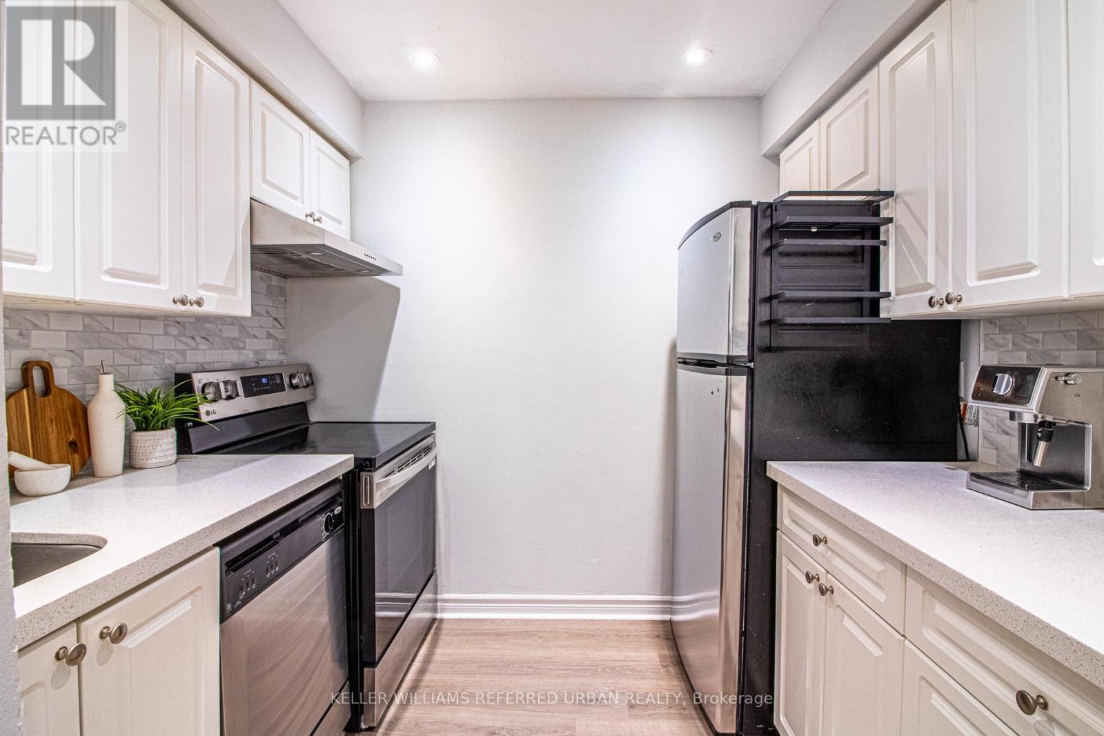 60 Springfair Avenue, Aurora, ON - Indoor Photo Showing Kitchen