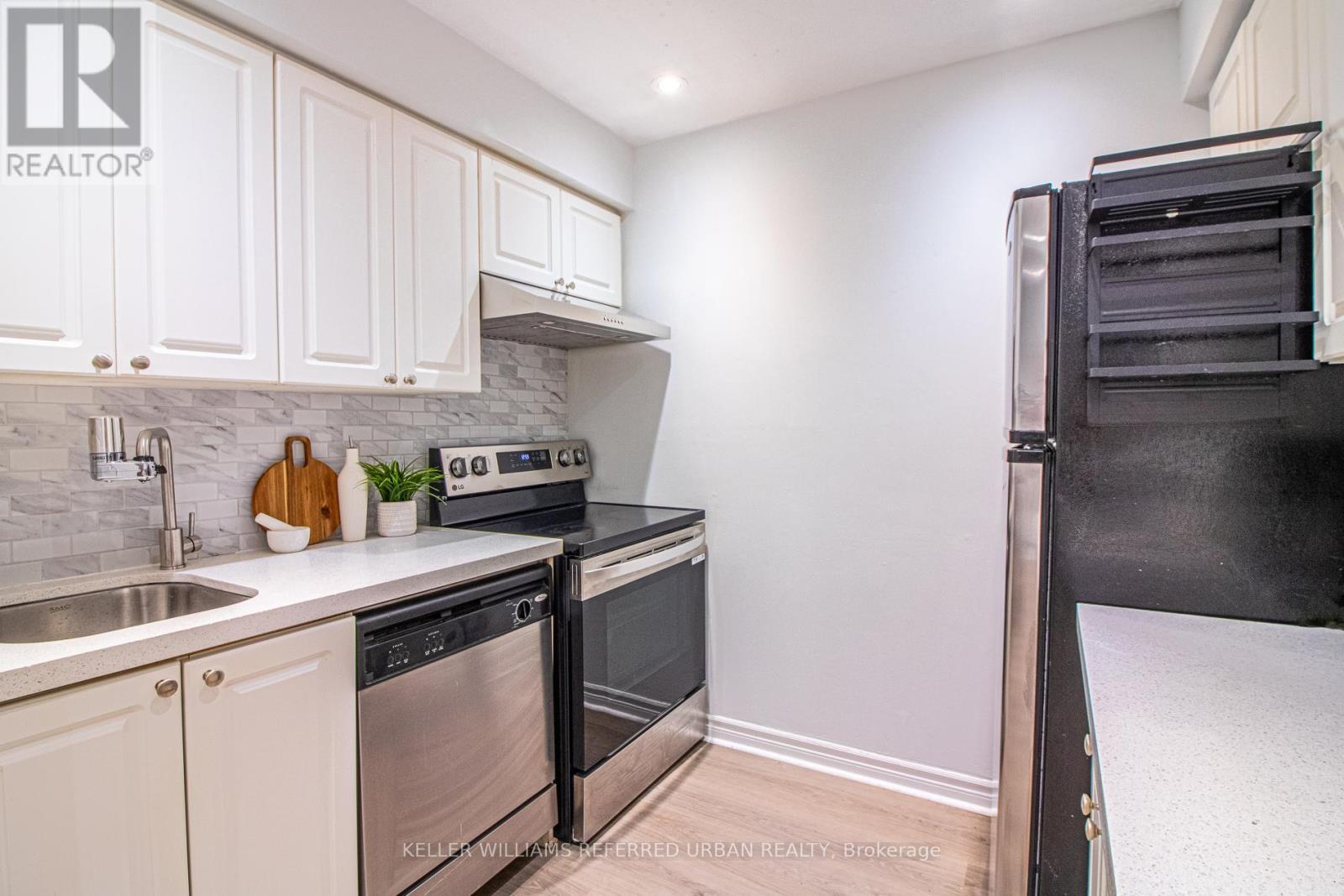 60 Springfair Avenue, Aurora, ON - Indoor Photo Showing Kitchen