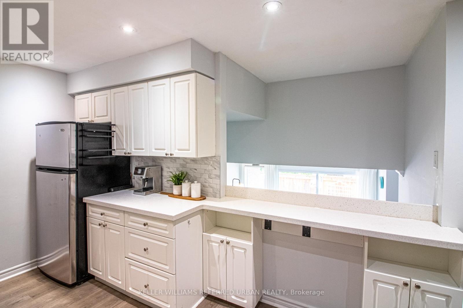 60 Springfair Avenue, Aurora, ON - Indoor Photo Showing Kitchen